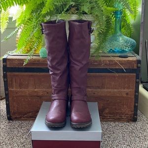 Breckelle’s Berry Boot- size 7